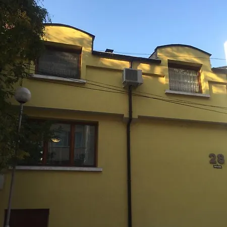 Pensión Yellow House *