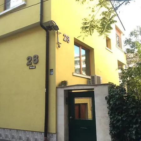 Yellow House Pensión *